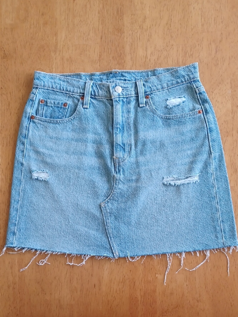 NWOT'S Levi's Light Wash Raw Hem Distressed Jean Skirt W-29